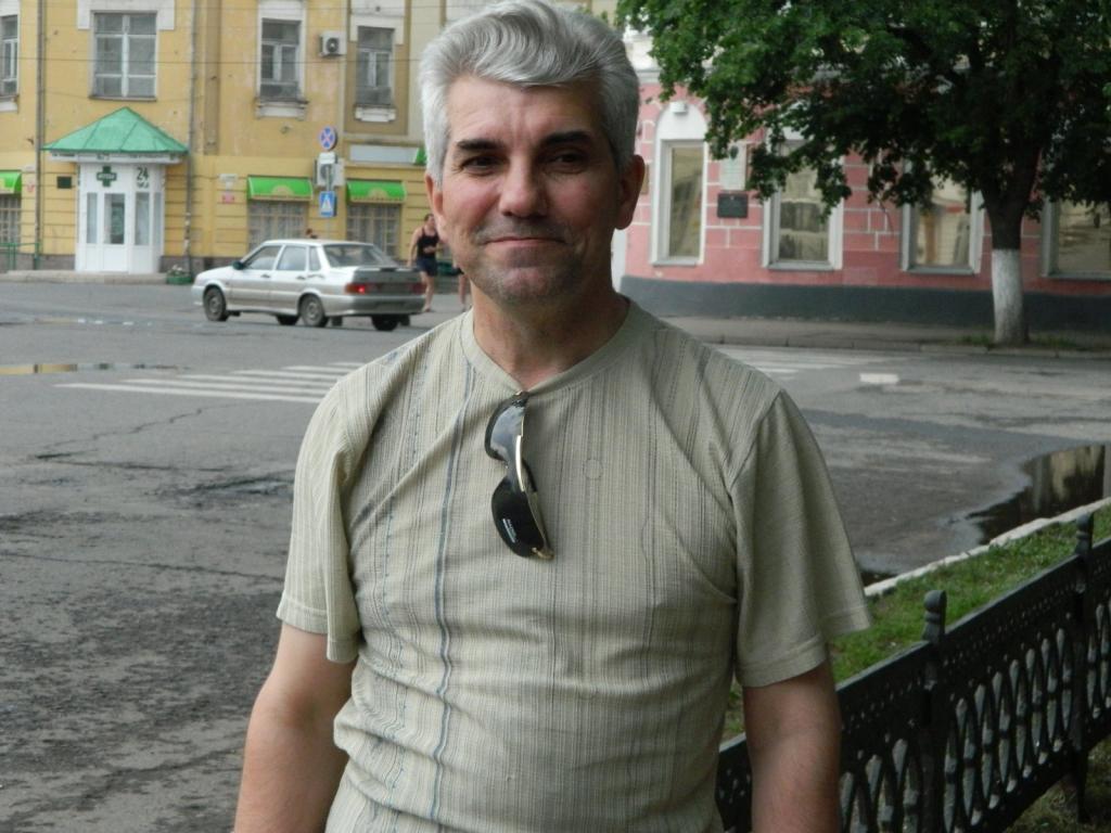 Август
