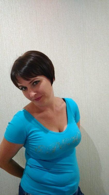 Брюнеточка