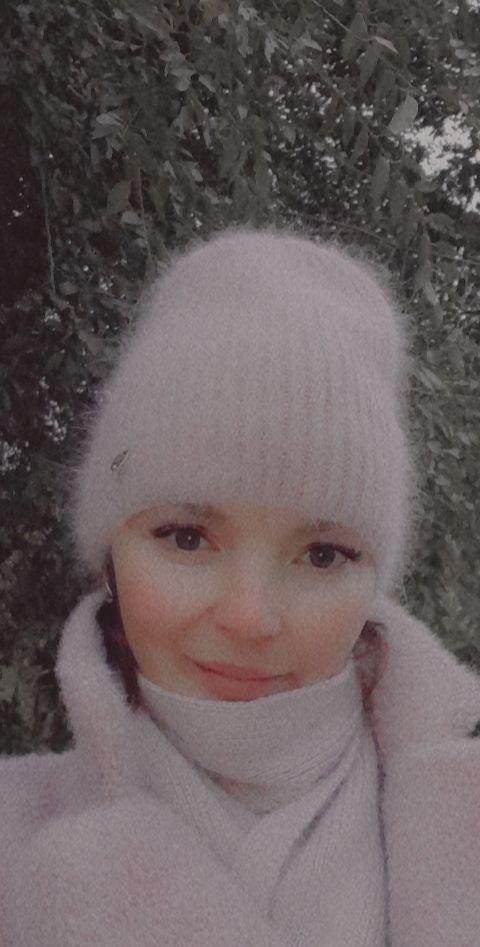 Она